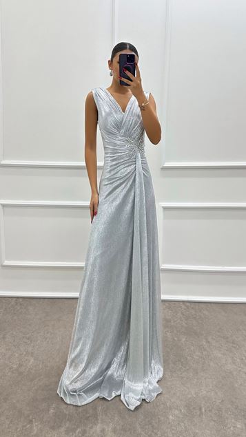 Vestido gris con diseño de detalle de cintura con escote en V