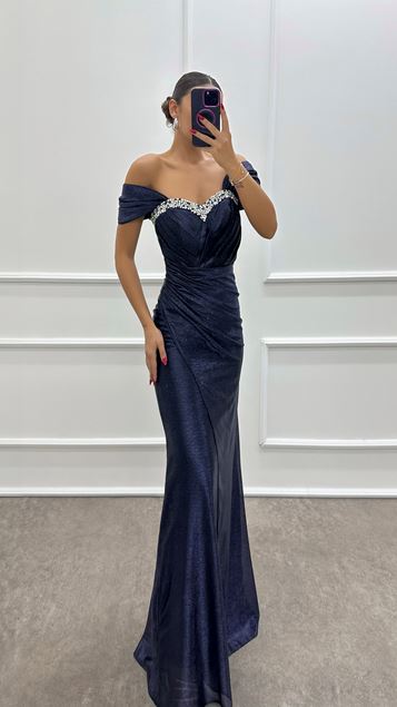 Vestido bordado drapeado en el pecho con detalle de hombros azul marino