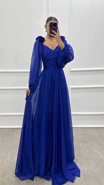 Saks Kleid mit Ballonärmeln und Schultern und Rosendetail