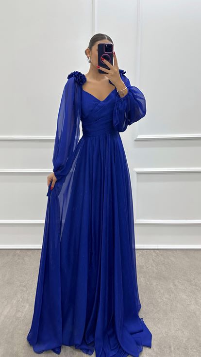 Saks Kleid mit Ballonärmeln und Schultern und Rosendetail