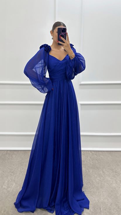 Saks Kleid mit Ballonärmeln und Schultern und Rosendetail