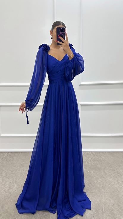 Saks Kleid mit Ballonärmeln und Schultern und Rosendetail