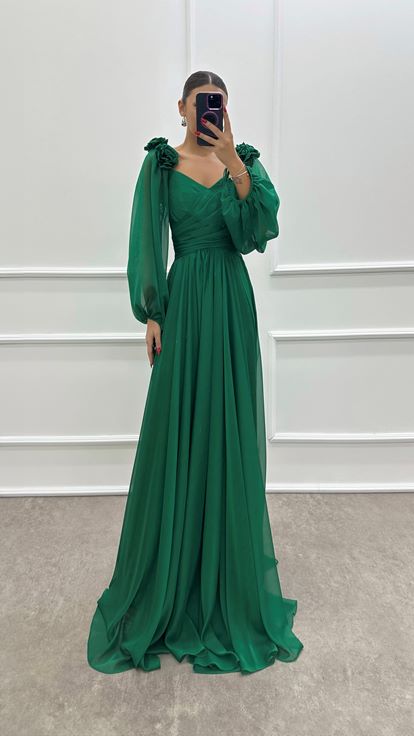 Vestido verde esmeralda con detalle de rosas con hombros con mangas globo