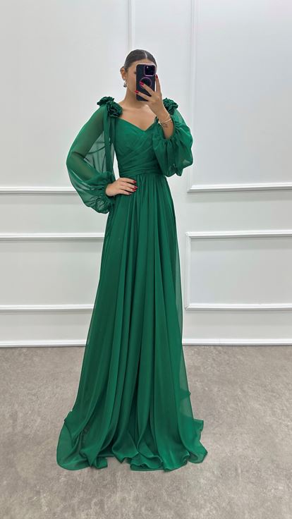 Vestido verde esmeralda con detalle de rosas con hombros con mangas globo