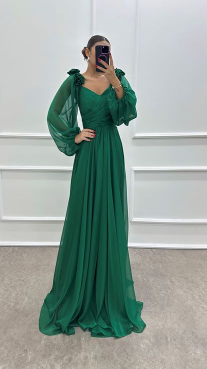 Vestido verde esmeralda con detalle de rosas con hombros con mangas globo