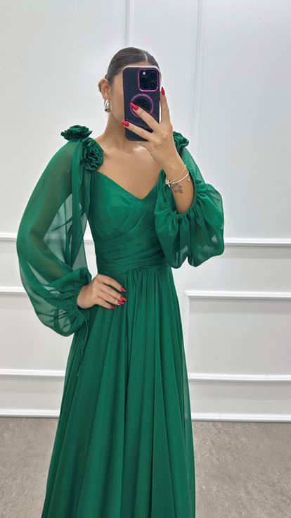 Vestido verde esmeralda con detalle de rosas con hombros con mangas globo
