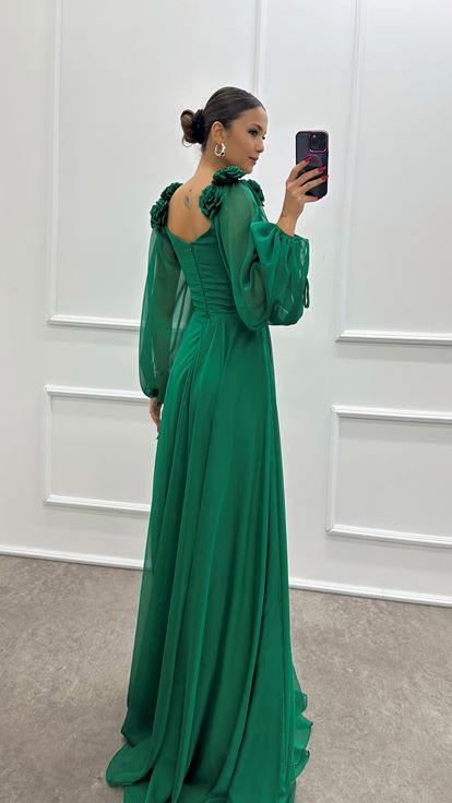 Vestido verde esmeralda con detalle de rosas con hombros con mangas globo