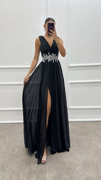 Siyah V Yaka Beli İşlemeli Tasarım Elbise