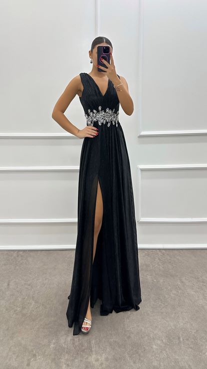 Siyah V Yaka Beli İşlemeli Tasarım Elbise