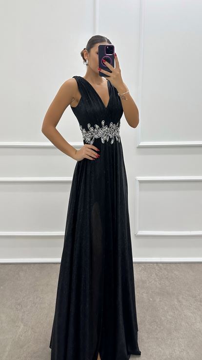 Siyah V Yaka Beli İşlemeli Tasarım Elbise