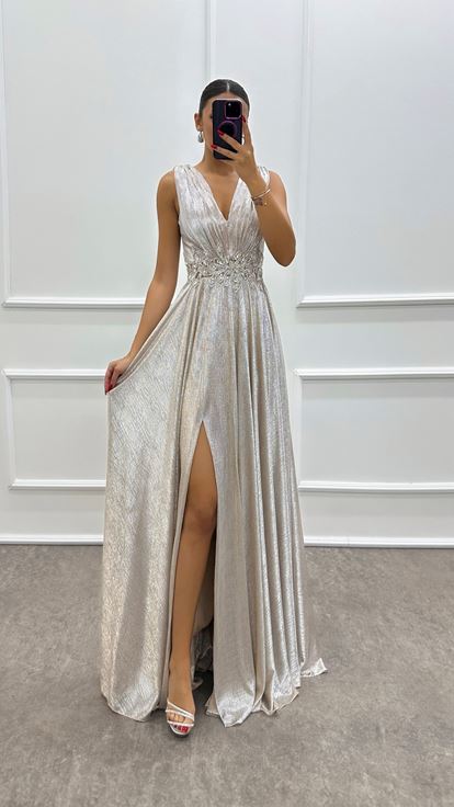 Bej V Yaka Beli İşlemeli Tasarım Elbise