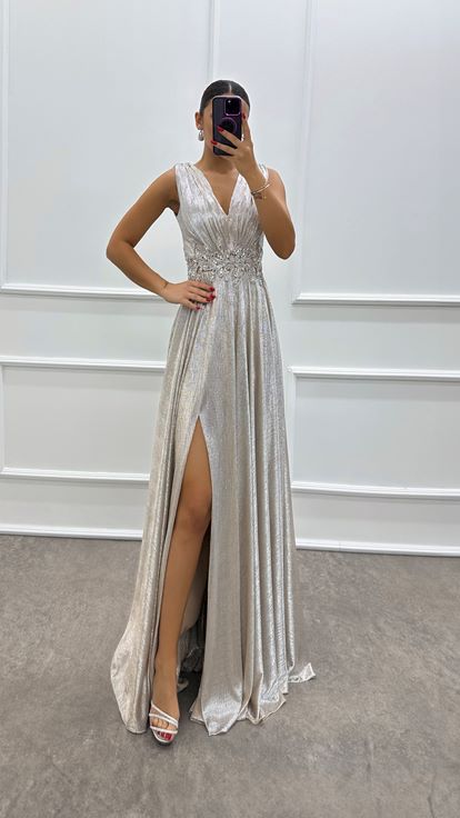 Bej V Yaka Beli İşlemeli Tasarım Elbise