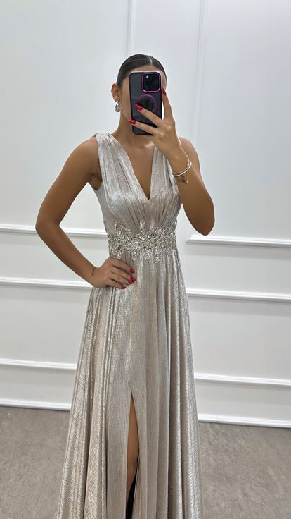 Bej V Yaka Beli İşlemeli Tasarım Elbise