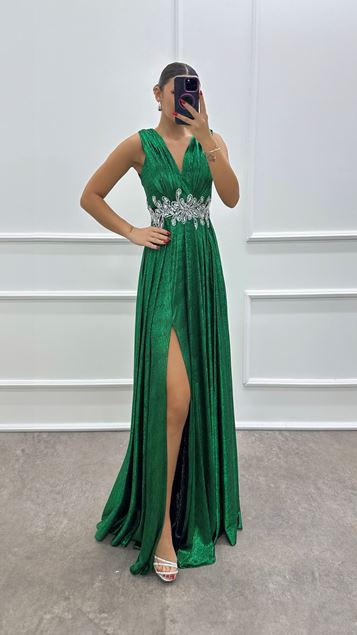 Smaragdgrünes Kleid mit V-Ausschnitt und bestickter Taille