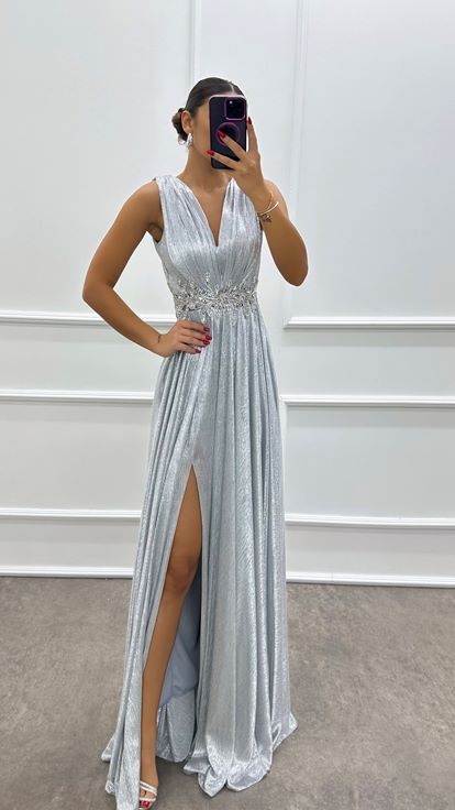 Gri V Yaka Beli İşlemeli Tasarım Elbise