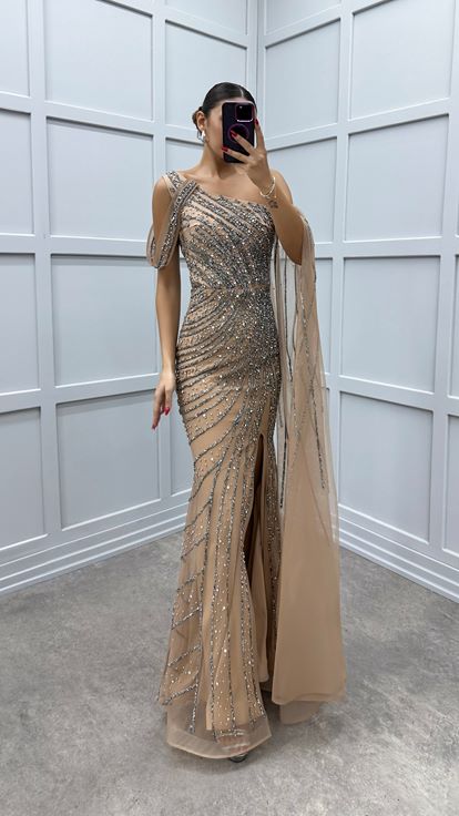 Vestido de noche beige con detalle de manga con diseño de piedra