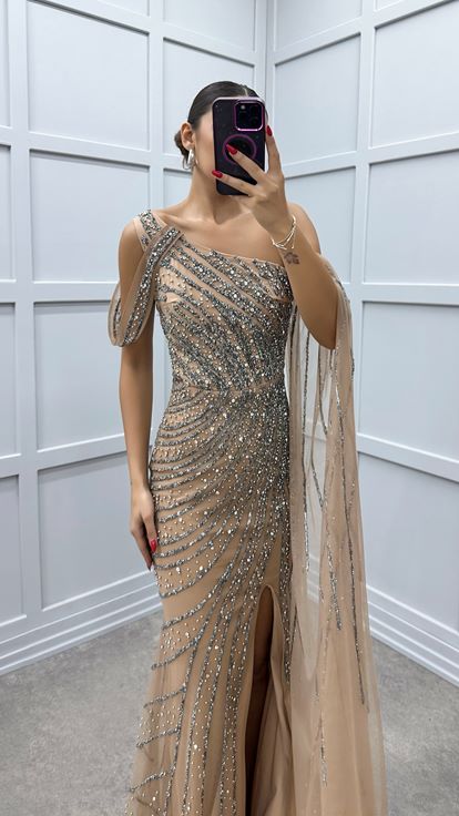 Vestido de noche beige con detalle de manga con diseño de piedra