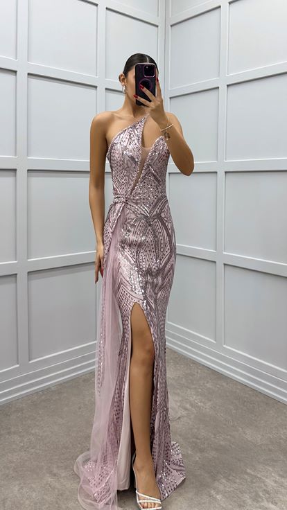 Vestido de noche bordado con detalle de tul de corte asimétrico empolvado