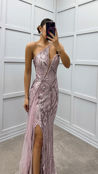 Vestido de noche bordado con detalle de tul de corte asimétrico empolvado