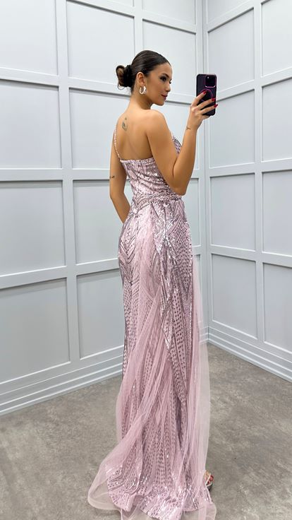 Vestido de noche bordado con detalle de tul de corte asimétrico empolvado