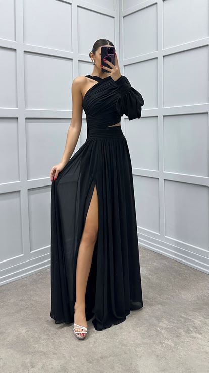 فستان أسود بتصميم أنيق بكتف واحد