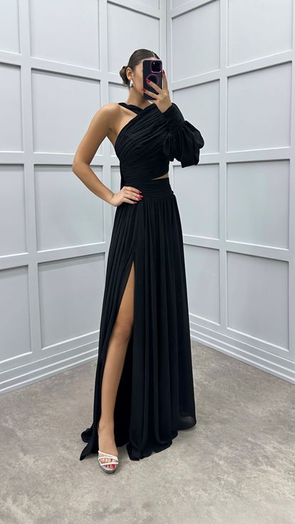 فستان أسود بتصميم أنيق بكتف واحد