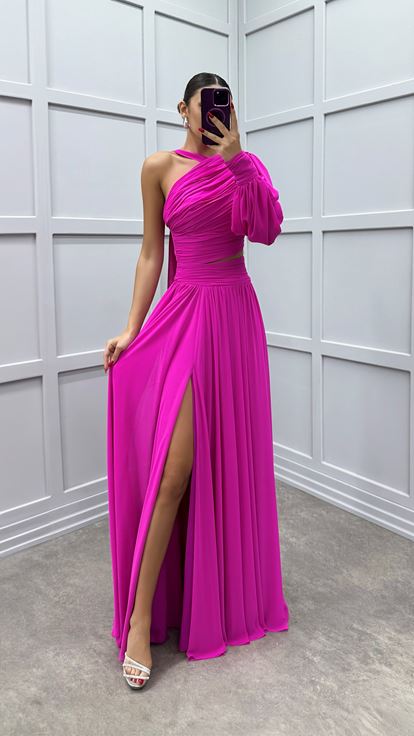 فستان مصمم بلون الفوشيا بأكمام واحدة وتفاصيل على الكتف
