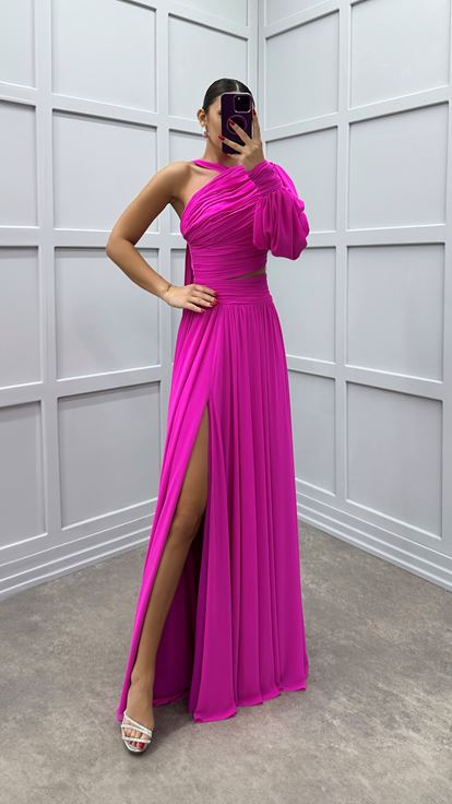 فستان مصمم بلون الفوشيا بأكمام واحدة وتفاصيل على الكتف