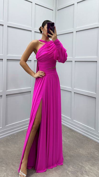 فستان مصمم بلون الفوشيا بأكمام واحدة وتفاصيل على الكتف