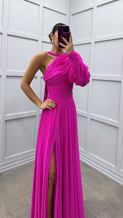 فستان مصمم بلون الفوشيا بأكمام واحدة وتفاصيل على الكتف