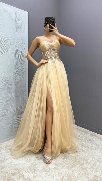 Abito in tulle trasparente con dettagli in vita e cinturino in corda gialla