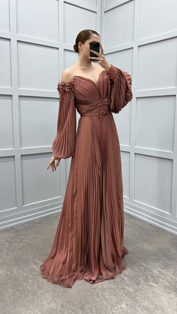 Orangefarbenes, schulterfreies, plissiertes Abendkleid in Übergröße mit Rosen