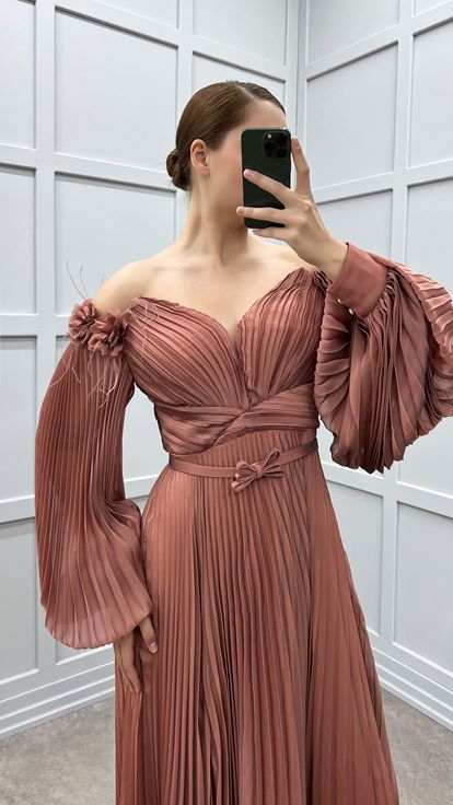 فستان سهرة برتقالي اللون بمقاسات كبيرة، مطوي ومزين بالورود على الكتفين