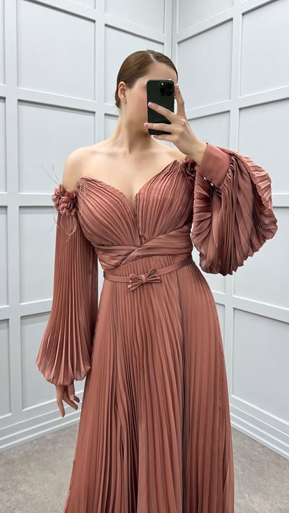 فستان سهرة برتقالي اللون بمقاسات كبيرة، مطوي ومزين بالورود على الكتفين