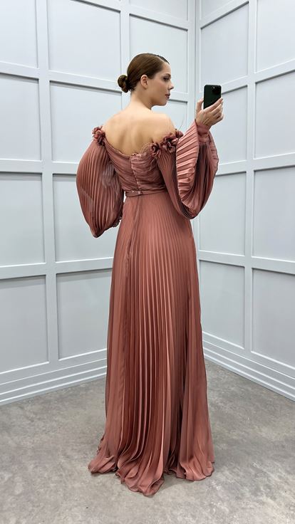 فستان سهرة برتقالي اللون بمقاسات كبيرة، مطوي ومزين بالورود على الكتفين