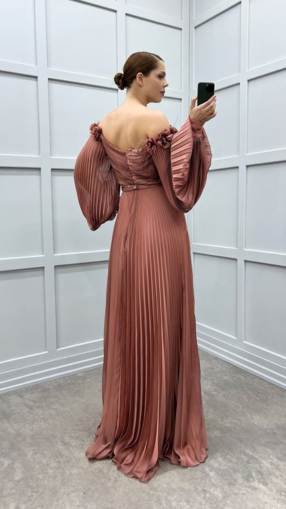 فستان سهرة برتقالي اللون بمقاسات كبيرة، مطوي ومزين بالورود على الكتفين