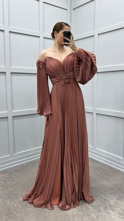 فستان سهرة برتقالي اللون بمقاسات كبيرة، مطوي ومزين بالورود على الكتفين