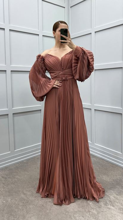 فستان سهرة برتقالي اللون بمقاسات كبيرة، مطوي ومزين بالورود على الكتفين