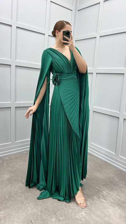 فستان سهرة من الساتان المطوي بلون الزمرد، بياقة على شكل حرف V، بمقاسات كبيرة