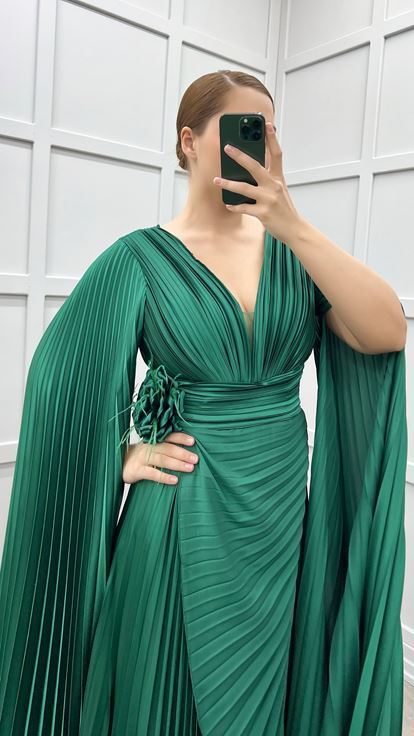 فستان سهرة من الساتان المطوي بلون الزمرد، بياقة على شكل حرف V، بمقاسات كبيرة