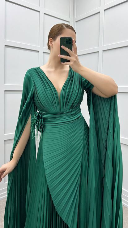 فستان سهرة من الساتان المطوي بلون الزمرد، بياقة على شكل حرف V، بمقاسات كبيرة