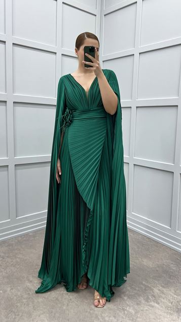 Vestido de satén plisado con escote en V esmeralda