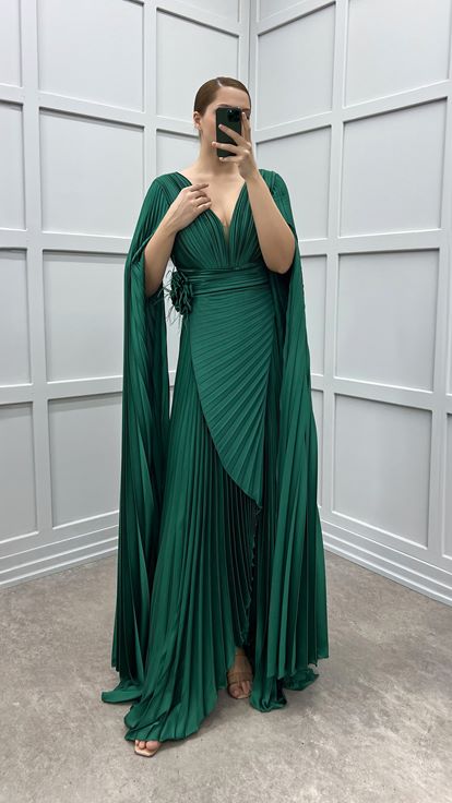 فستان سهرة من الساتان المطوي بلون الزمرد، بياقة على شكل حرف V، بمقاسات كبيرة