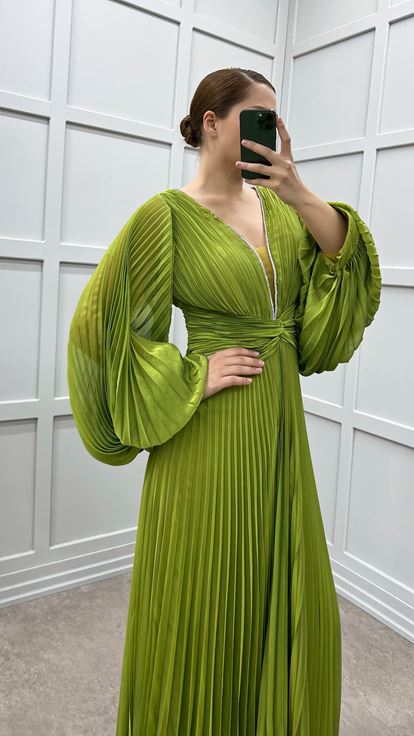 فستان سهرة أخضر بأكمام بالونية مطوية بمقاسات كبيرة