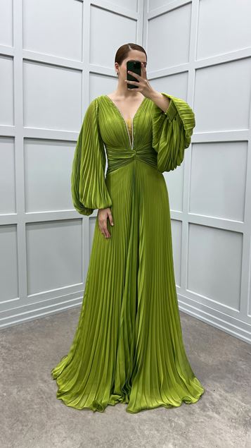 Grünes, plissiertes Abendkleid mit Ballonärmeln in Übergröße