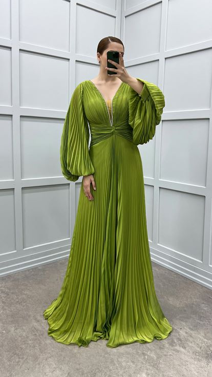 فستان سهرة أخضر بأكمام بالونية مطوية بمقاسات كبيرة