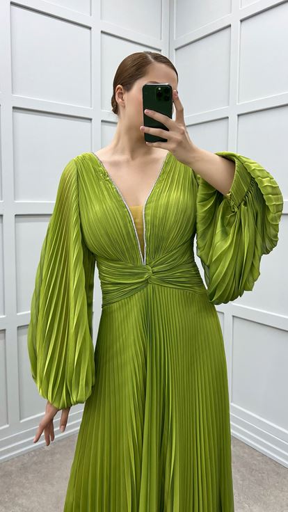 فستان سهرة أخضر بأكمام بالونية مطوية بمقاسات كبيرة