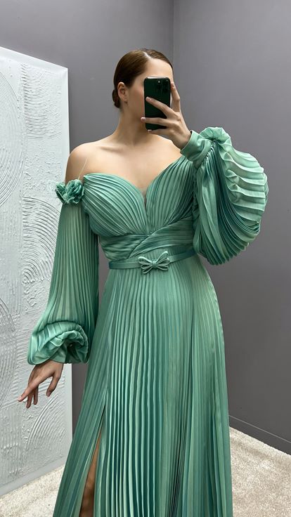 Mint Yeşili Omuzları Gül Detay Pliseli Büyük Beden Elbise