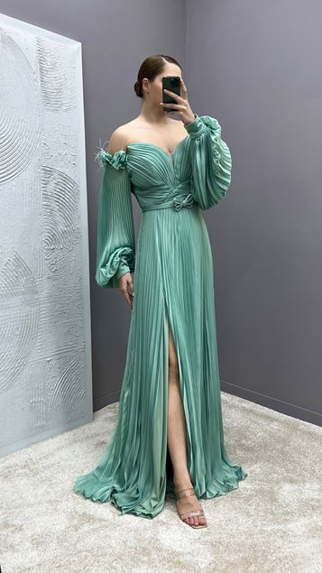 Mintgrünes, schulterfreies, plissiertes Kleid in Übergröße mit Rosendetail