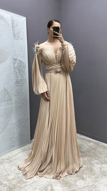 Beigefarbenes, schulterfreies, plissiertes Plus-Size-Kleid mit Rosendetail